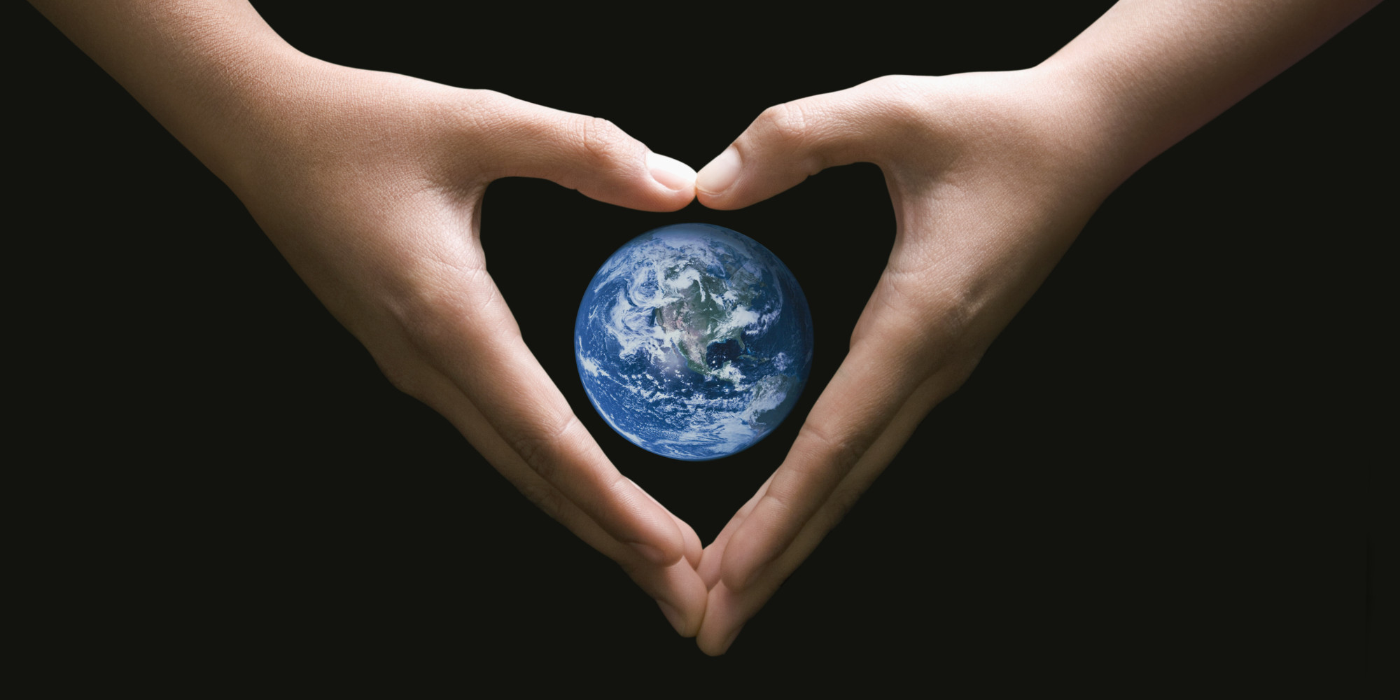 Земной шар обладает отрицательным. Сердце земли. Планета земля сердце. Земля сердечко. Обнять земной шар.